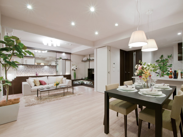 Space of the room is an attractive living ・ dining ・ kitchen. Next to the Western-style adopts wall door. If open spacious space as shown in the photograph is the birth. Ya when friends and relatives visited, It will also come in handy people of SOHO style to work at home