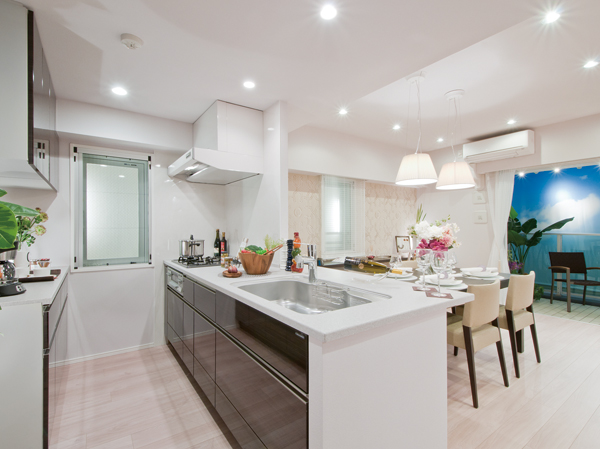 Also adopted an open type full of airy kitchen. Including the sink of large type, Cooking appliances such as such as a lot of matches are slide storage, Was the important equipment has been enhanced functionality