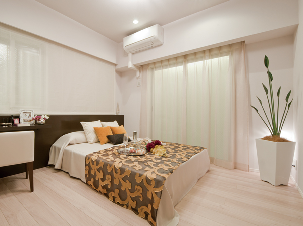 The main bedroom also by the two sides lighting, It has become a comfortable room for a pleasant breeze blows through. Providing a type of sash sweep is on the east side, Also out also on the balcony. Out on the balcony first thing in the morning, Also it feels good to bask in the morning sun