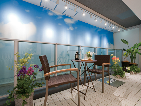Balcony, which is provided on the south side. The glassed-in handrail, Without interrupting the sunlight, It has become a open space. Because there is a depth, Guests can enjoy a tea time out a table set as shown in the photograph