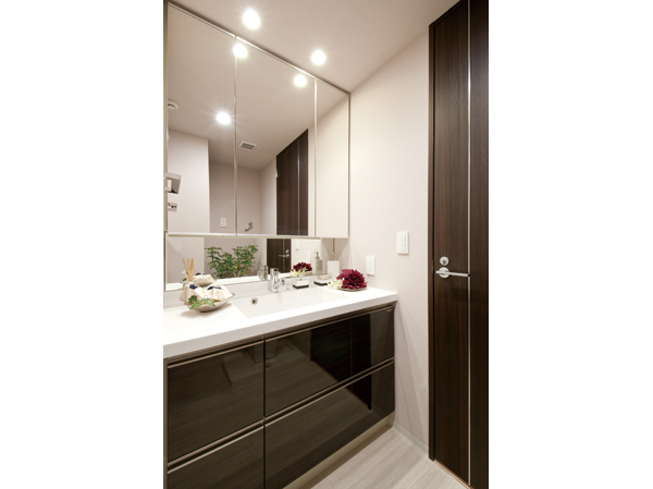 Bowl-integrated top plate and three-sided mirror back storage such as, Wash basin in the morning of makeup and dressing is well equipped that can be comfortable. Are also available, such as slide housing to be included and dryer to wash basin bottom