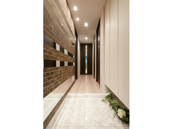 Directions to the model room (a word from the person in charge)