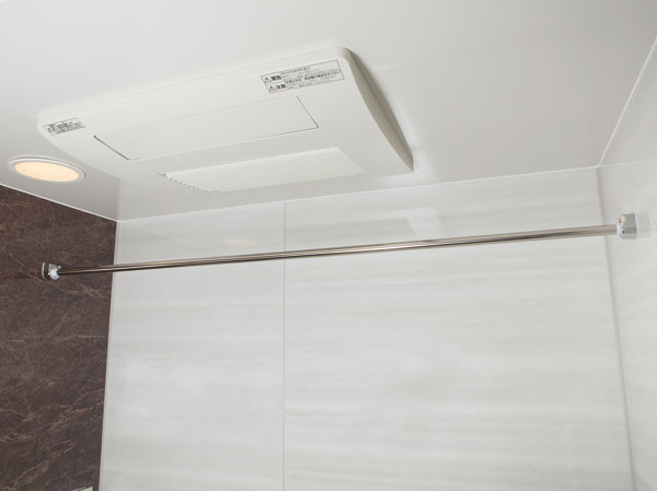 Bathing-wash room.  [Laundry pipe (2)] Two set up a laundry pipe laundry Hoseru in the bathroom. This is useful also to dry out a big thing, such as bath towels and sheets.