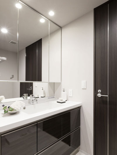 Bathing-wash room.  [Powder room full of design and cleanliness] Every morning cleansing and outing before grooming check, etc., Beauty and cleanliness, And ease of use. Storage space to enrich, The whole family was finishing to comfortably use powder room at any time.