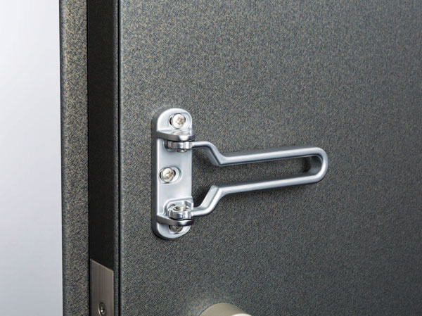 Security.  [Tai Sin Door Guard] By increasing the width between the arms, While ensuring the security of, It is considered so deviate be modified door frame in the earthquake.