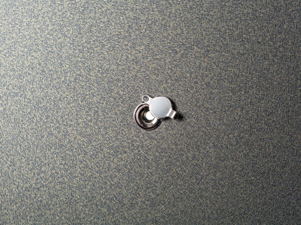 Security.  [Lid with a door peephole] Providing a notch in the door peephole, It has become difficult to turn shape. Also, Occupancy confirmation was equipped with a rear cover so as not to be from the outside.