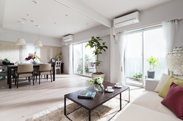 Other. Living-drenched plenty of sunlight from the window of the south and east ・ dining. Because next to the Western-style rooms are separated by a movable wall door, If open as shown in the photograph, Born is more full of open feeling of space