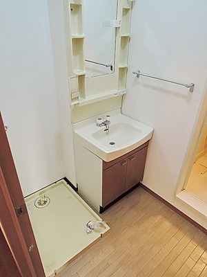 Washroom. Independent wash basin ・ Washing machine in the room