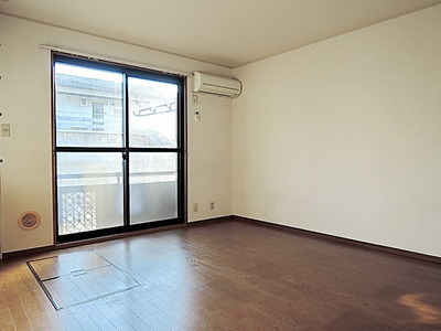 Living and room. Facing south Day good Living 9.3 Pledge