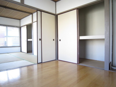 Living and room.  ☆ Between each chamber housing 1 ☆