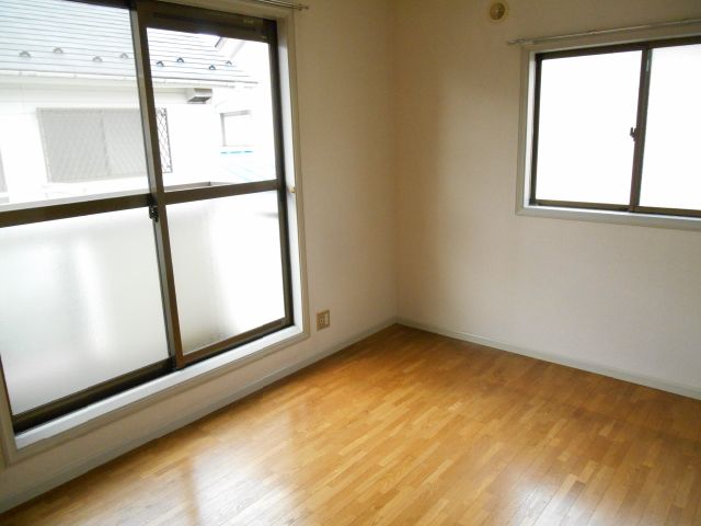 Living and room. Facing south, It is a bright room with two-sided lighting