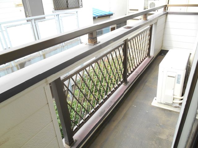 Balcony. South-facing veranda, Laundry will dry well