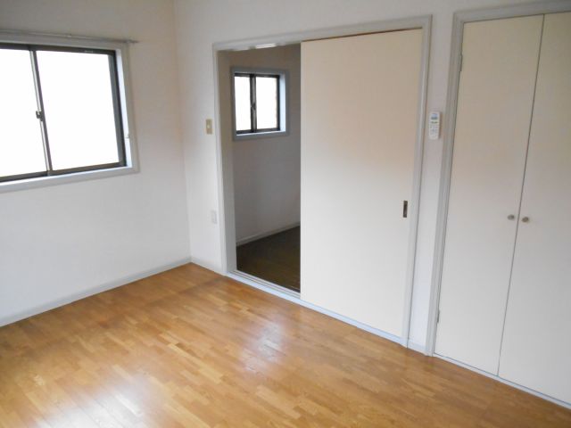 Living and room. There is also a storage space in Western-style