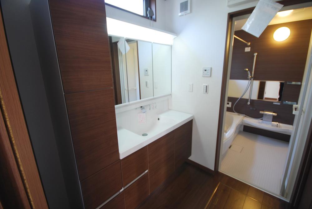 Wash basin, toilet. Seller same specifications