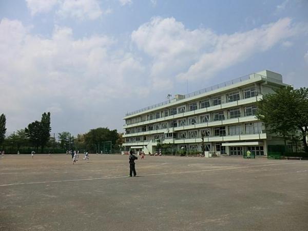 Junior high school. 800m to the south junior high school