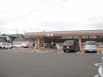 Convenience store. 500m to Seven-Eleven (convenience store)