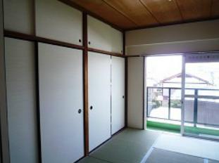 Living and room. Corner dwelling unit