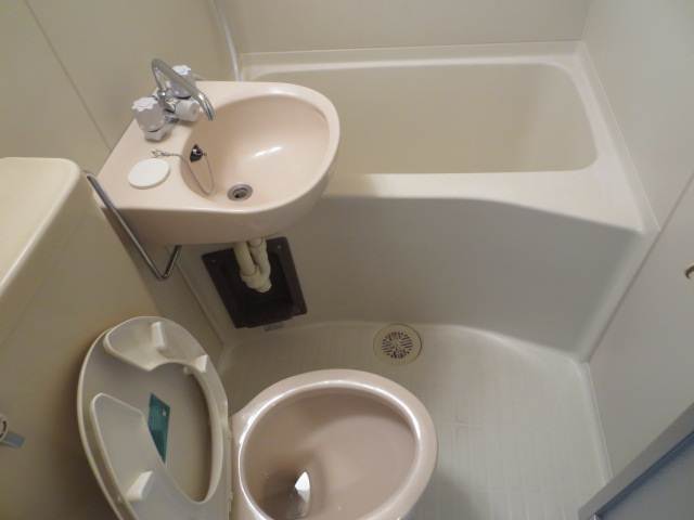 Bath. Cleaning is easy to unit bus