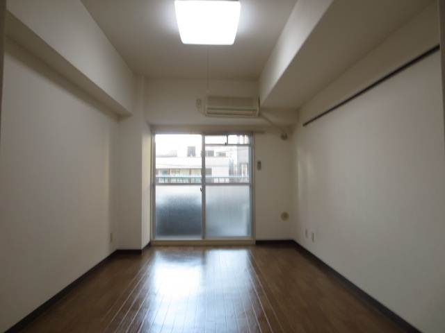 Other room space. Broad Western-style