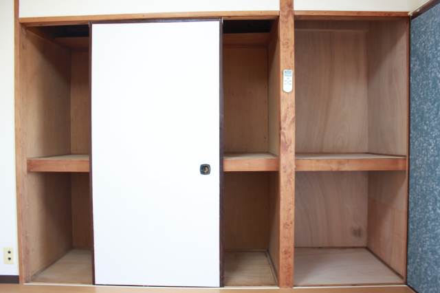 Receipt. Wall-to-wall storage There