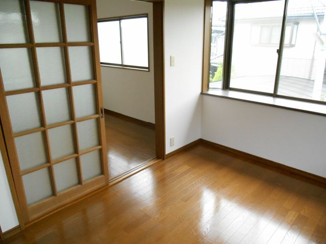 Living and room. Stylish bay windows with rooms