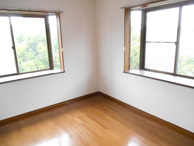 Living and room. Facing south ・ It is a bright room with two-sided lighting