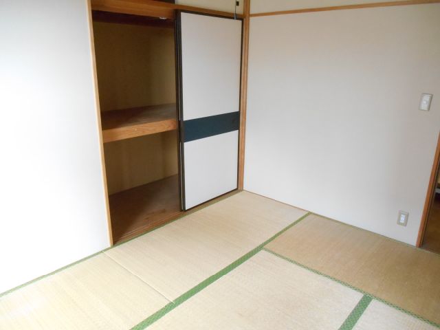 Living and room. It is a 6-tatami Japanese-style room with a closet