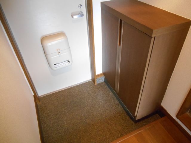 Entrance. It is the entrance with a shoebox