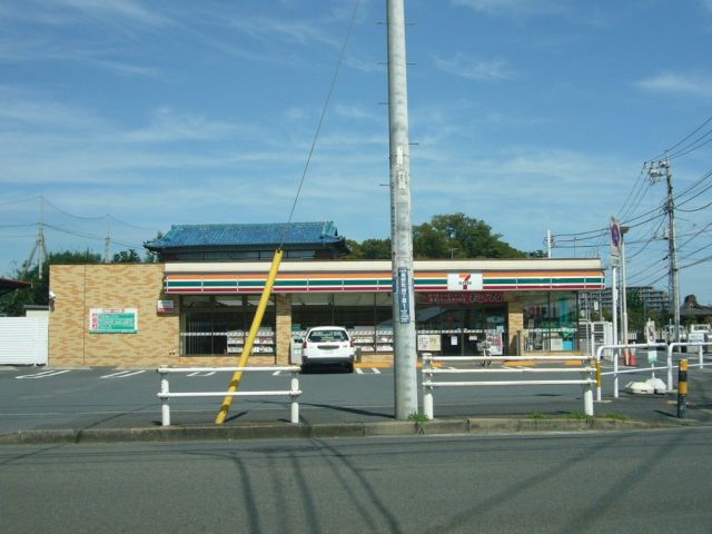 Convenience store. 290m to Seven-Eleven (convenience store)