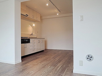 Living and room. 14 Pledge living