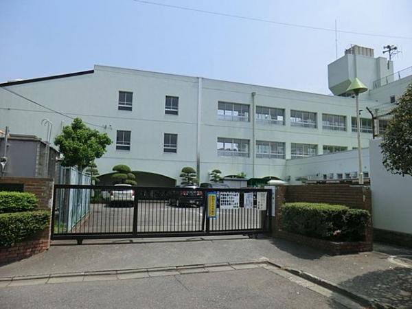 Junior high school. 900m to the south junior high school
