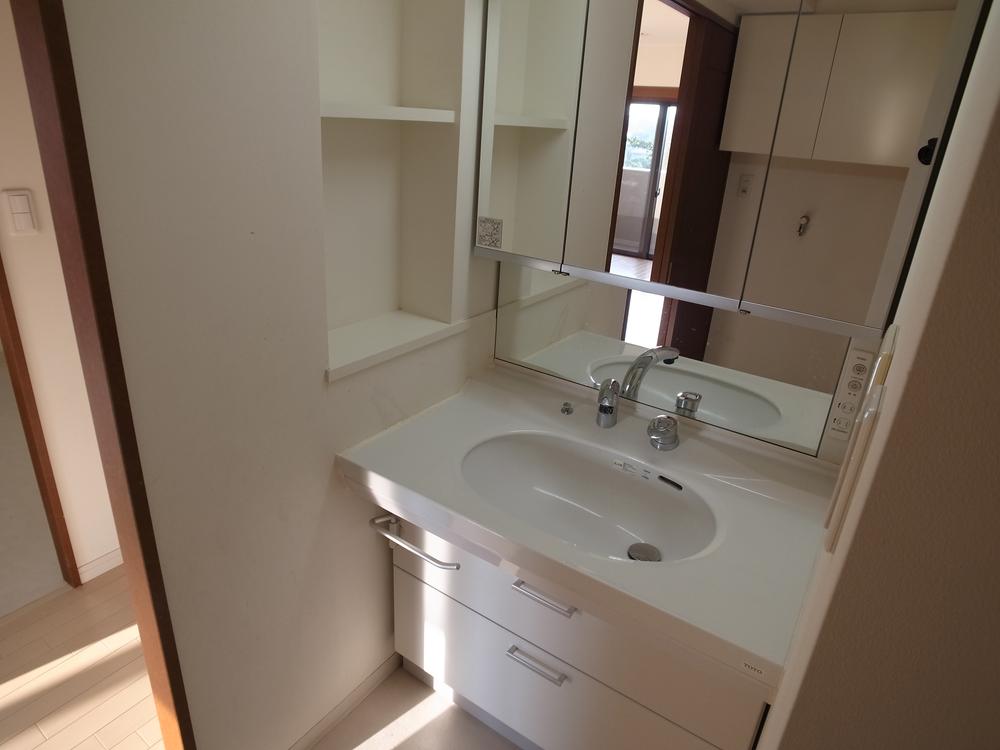 Wash basin, toilet. Room (August 2013) Shooting