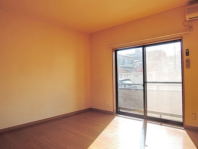 Living and room. Facing south Western-style 8 pledge