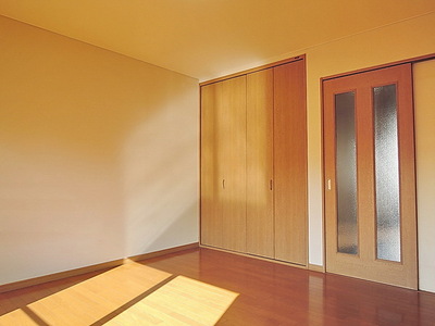 Other room space. Sunny Western-style 8 pledge