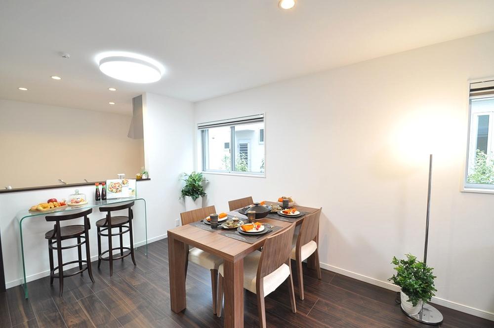 Living. It overlooks the entire room from the kitchen. (October 2013) Shooting