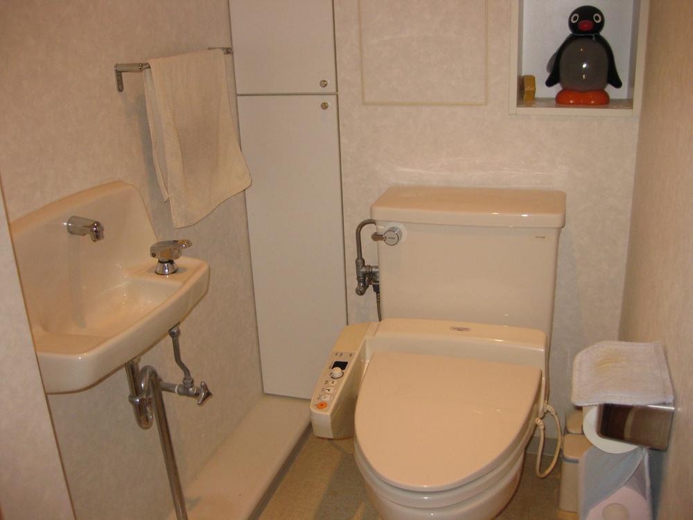 Toilet. Indoor (10 May 2013) Shooting