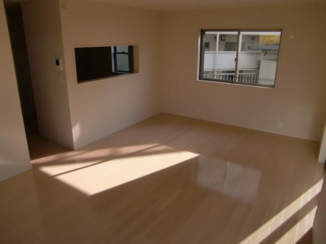 Same specifications photos (living). Ahead is the living room of the finished properties. This property is also a wide before face-to-face kitchen.