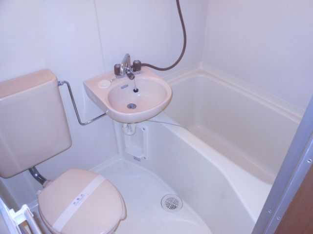 Bath. Beautiful unit bus with cleanliness