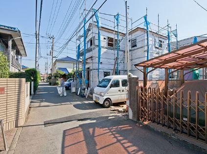 Local photos, including front road. A quiet residential area