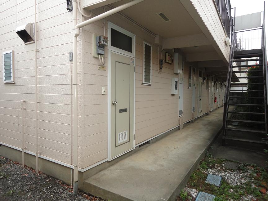 Building appearance. Entrance side