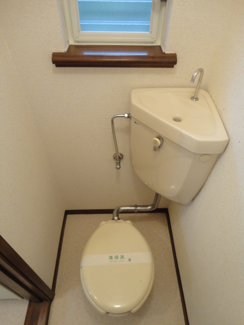 Toilet. It is bright and there is a window ☆ 