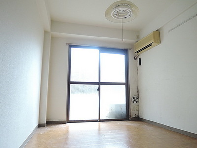 Living and room. 6 Pledge Western-style