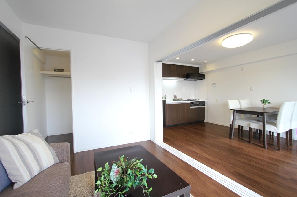 Living. Southwest-facing top floor! Exposure to the sun ・ View ・ Ventilation good
