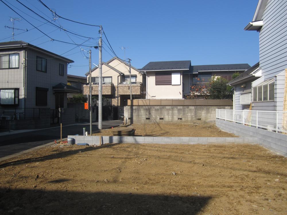 Local photos, including front road. ● Local Photo: 2013 November shooting