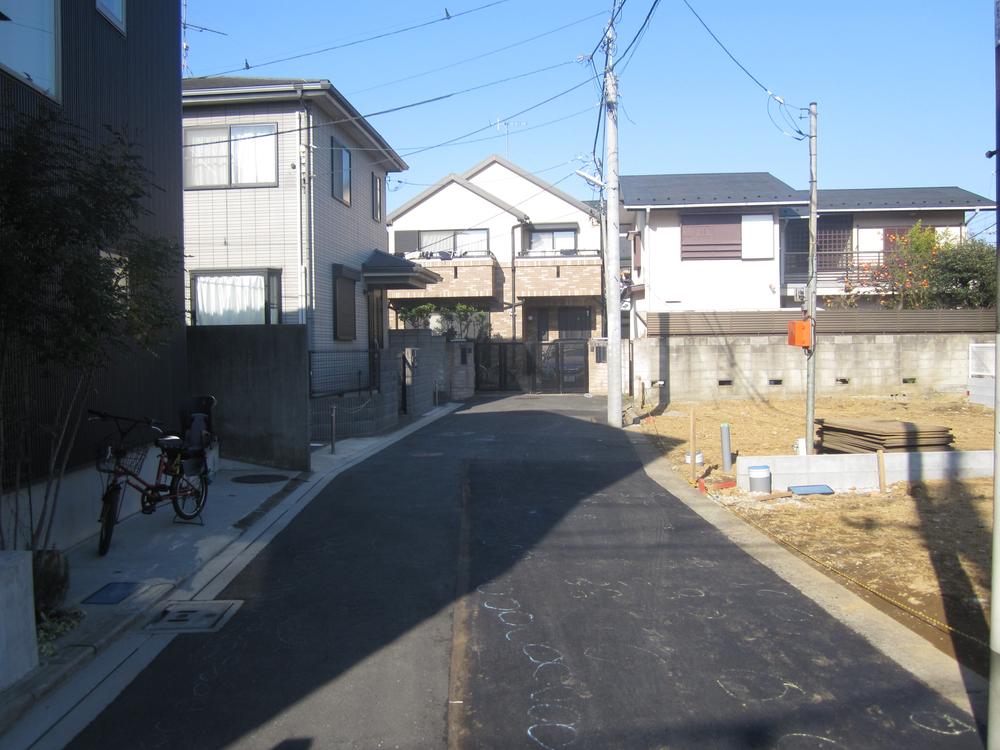 Local photos, including front road. ● Local Photo: 2013 November shooting