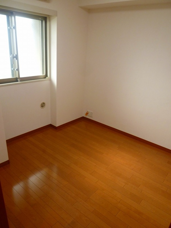 Other room space. The photograph is a different Room No..