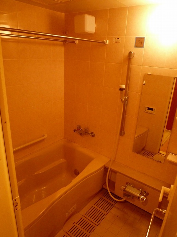 Bath. The photograph is a different Room No..