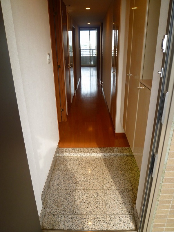 Entrance. The photograph is a different Room No..