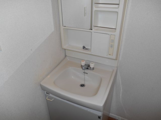 Washroom. Convenient independent washbasin in the dressing room