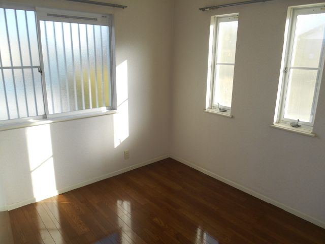 Living and room. It is a two-sided lighting 4.5 Pledge of rooms